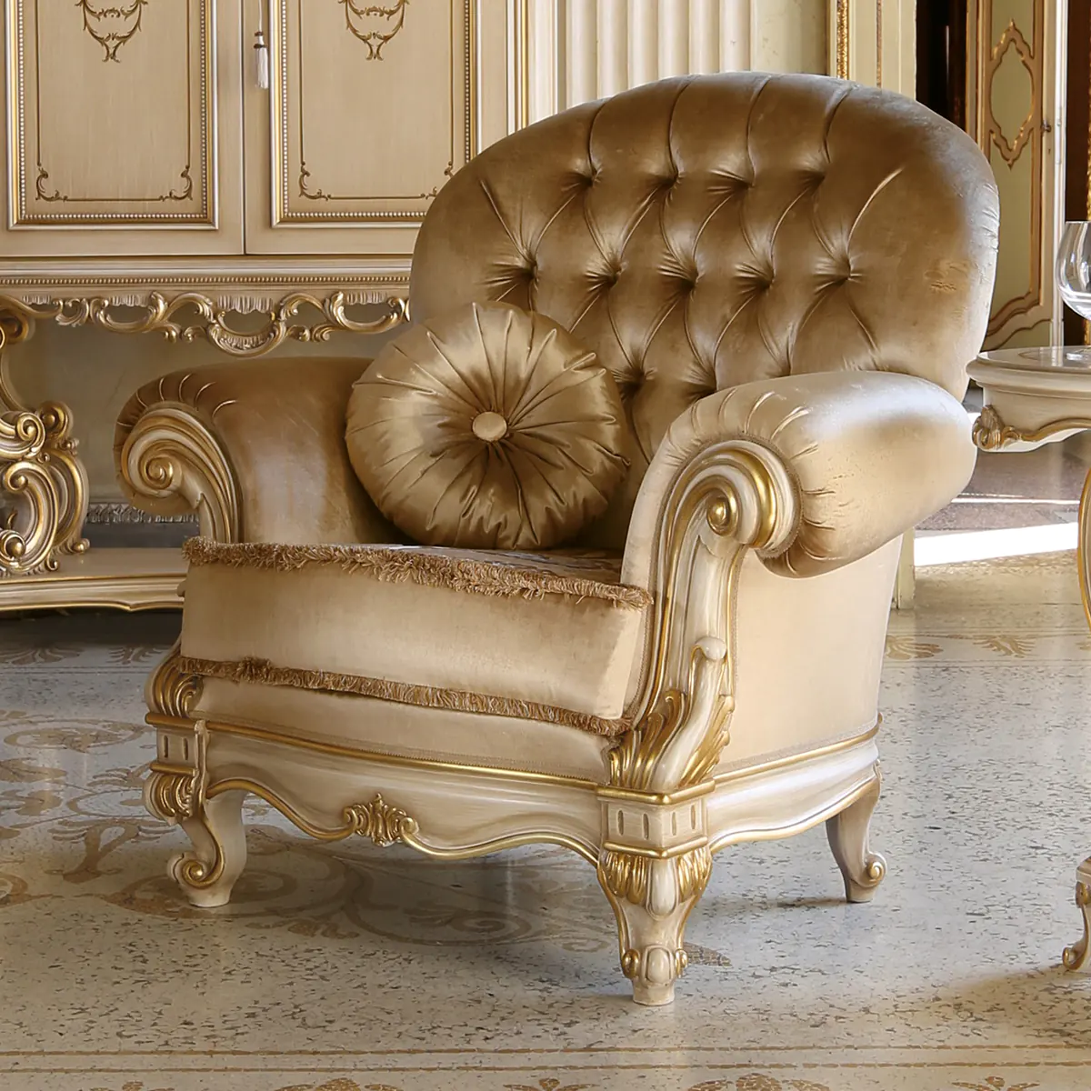 LOUVRE armchair thumbnail EN Louvre gold armchair in carved wood, luxury Italian craftsmanship.