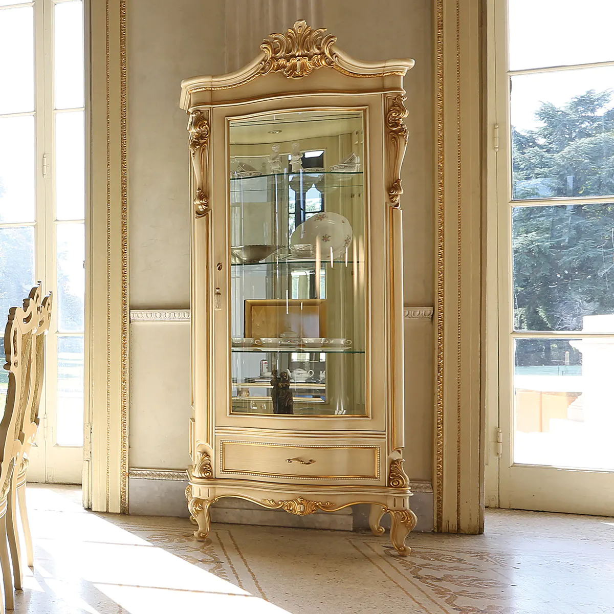 LOUVRE display cabinet 1-door thumbnail EN Louvre 1-door display cabinet in carved wood, compact and handcrafted, for showcasing with style.