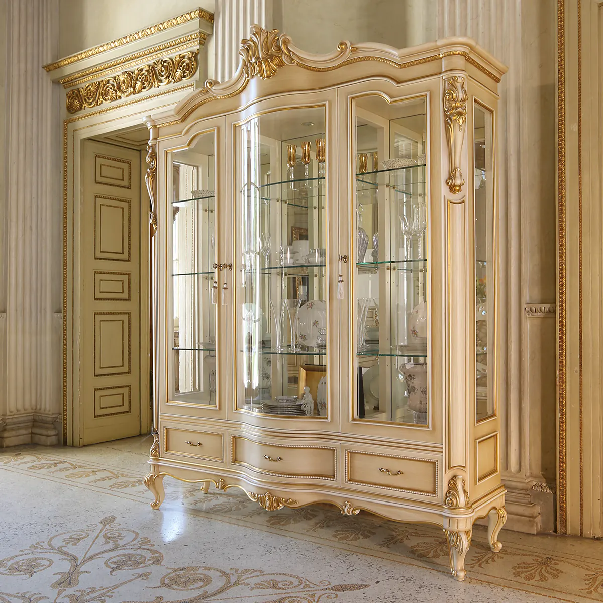 LOUVRE display cabinet 3-door thumbnail EN Louvre 3-door display cabinet in carved wood, luxury Italian craftsmanship.