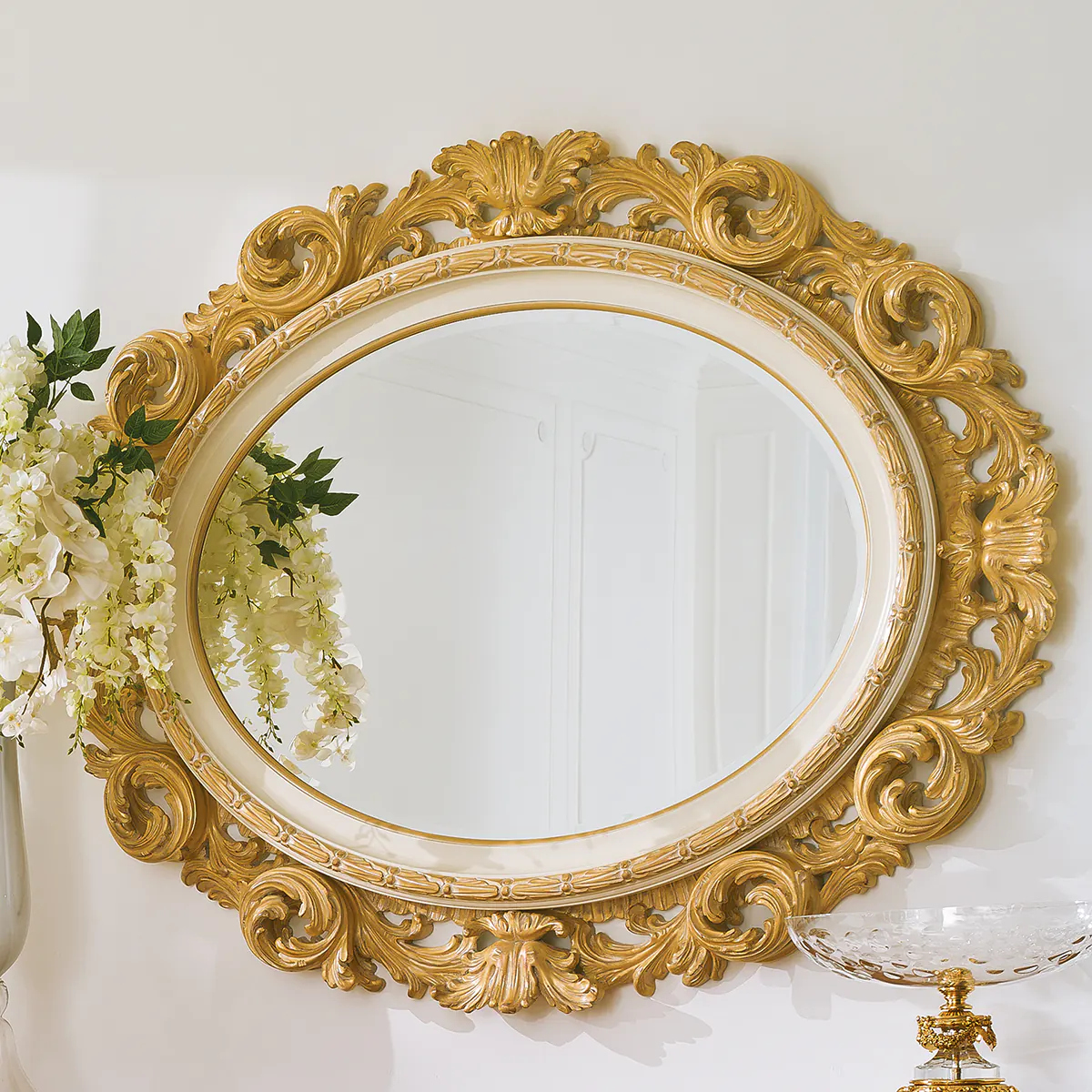MAGNUM mirror thumbnail EN Magnum gold mirror with hand-carved frame, luxury Italian craftsmanship.
