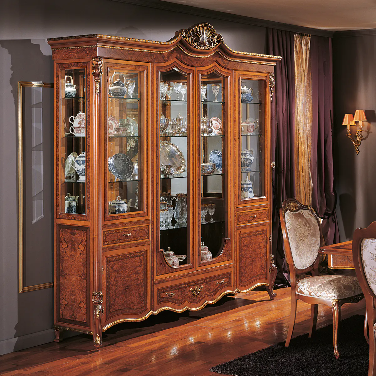 MONDIAL display cabinet 4-door thumbnail EN Mondial 4-door display cabinet in carved wood, luxury Italian craftsmanship for spacious rooms.