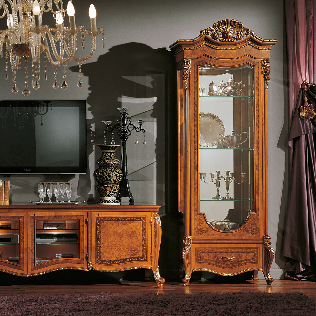 MONDIAL display cabinet 1-door thumbnail EN Mondial 1-door display cabinet in carved wood, compact and handcrafted.