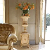 Prestige flower stand in carved wood, elegant setting.
