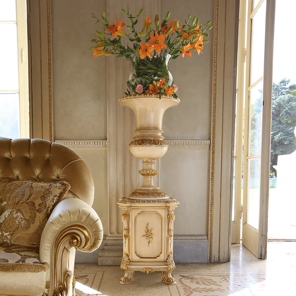 PRESTIGE flower stand Prestige flower stand in carved wood, elegant setting.