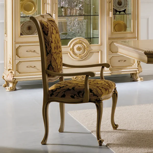 Prestige armchair in carved wood with gold details.