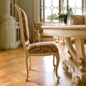 Prestige dining chair in carved wood, elegant dining room.