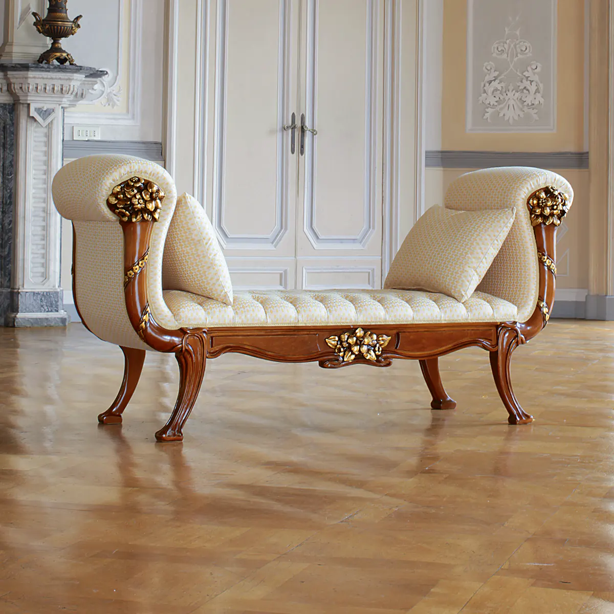 PRINCESSE bench Princesse bench in carved wood with gold details.