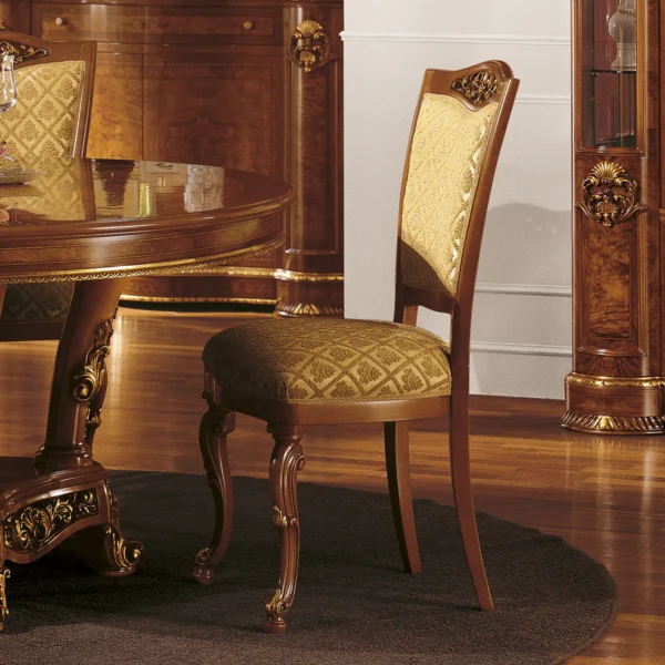 Reale dining chair in carved wood.