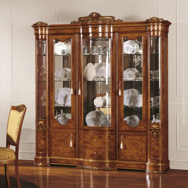 Reale display cabinet 3 doors in carved wood.