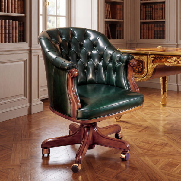 Poltrona Executive di Lusso in Pelle Verde Capitonné Poltrona executive di lusso in pelle verde con lavorazione capitonné, braccioli in legno intagliato e base girevole in legno