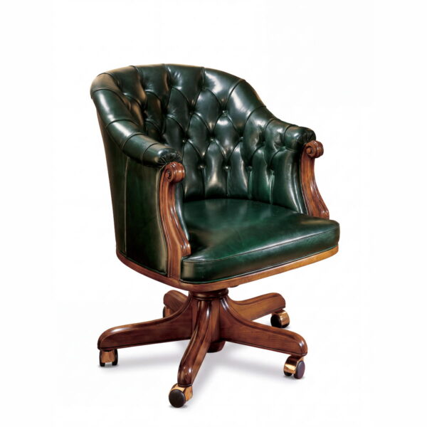 Poltrone da Ufficio in Pelle: 20 Modelli di Lusso Esclusivo Poltrona executive di lusso in pelle verde con lavorazione capitonné, braccioli in legno intagliato e base girevole in legno