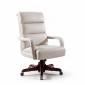 Poltrona executive in pelle bianca con schienale alto imbottito, braccioli sagomati e base girevole in legno