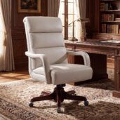Poltrona executive in pelle bianca con schienale alto imbottito, braccioli sagomati e base girevole in legno