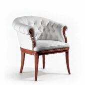 Poltrona direzionale artigianale in pelle bianca capitonné con gambe in legno di ciliegio, Made in Italy by Marzorati