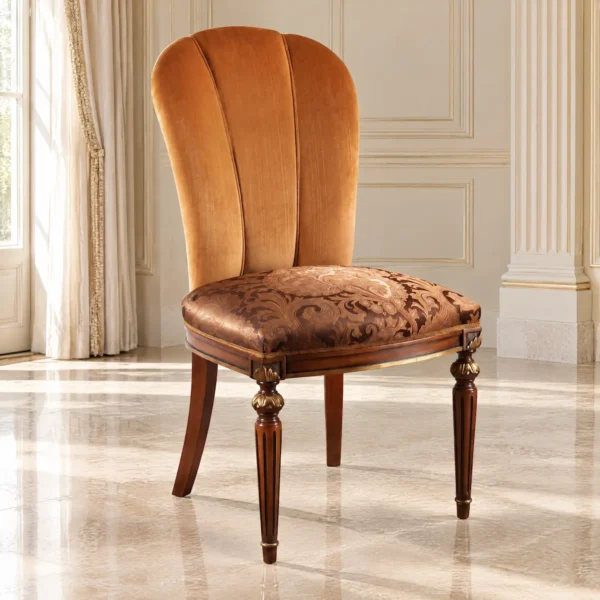 Sedia classica senza braccioli con schienale alto a ventaglio imbottito in velluto cognac con cuciture a cordonetto, seduta ovale in broccato damascato paisley con gallone dorato, fascia profilata in foglia oro e gambe anteriori tronco-coniche scanalate